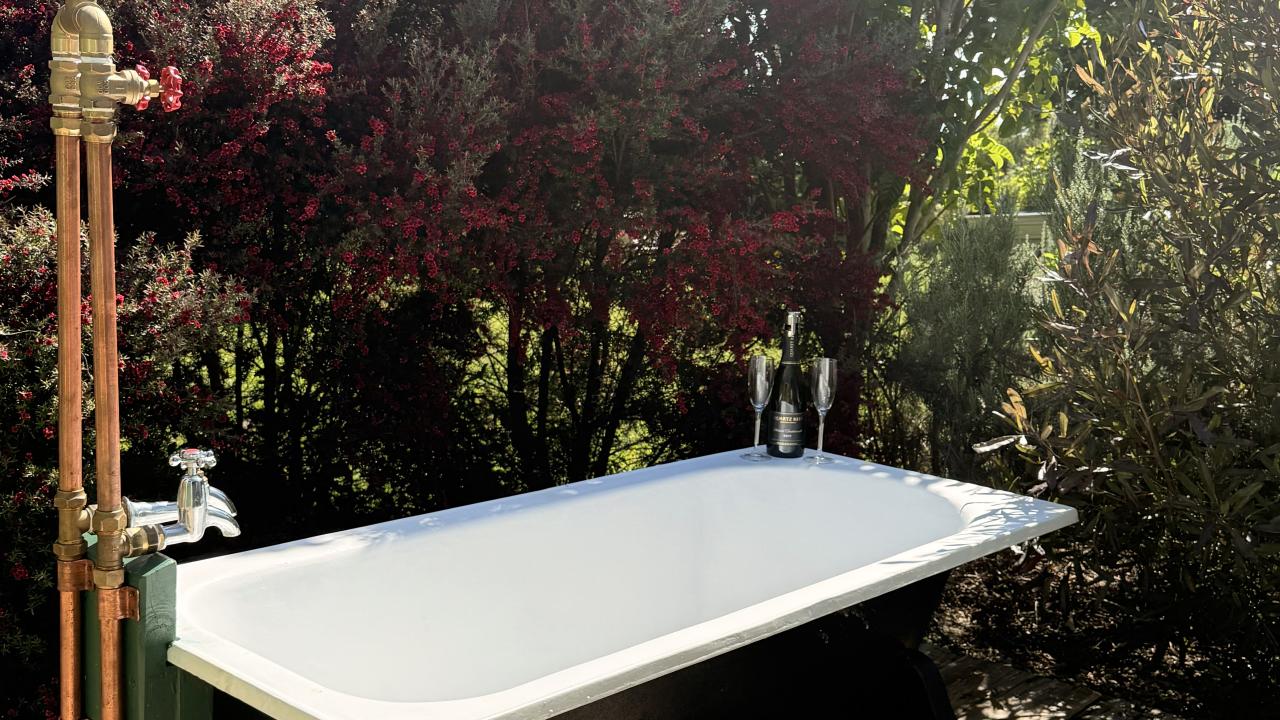 Outdoor bath for starlit nights.
