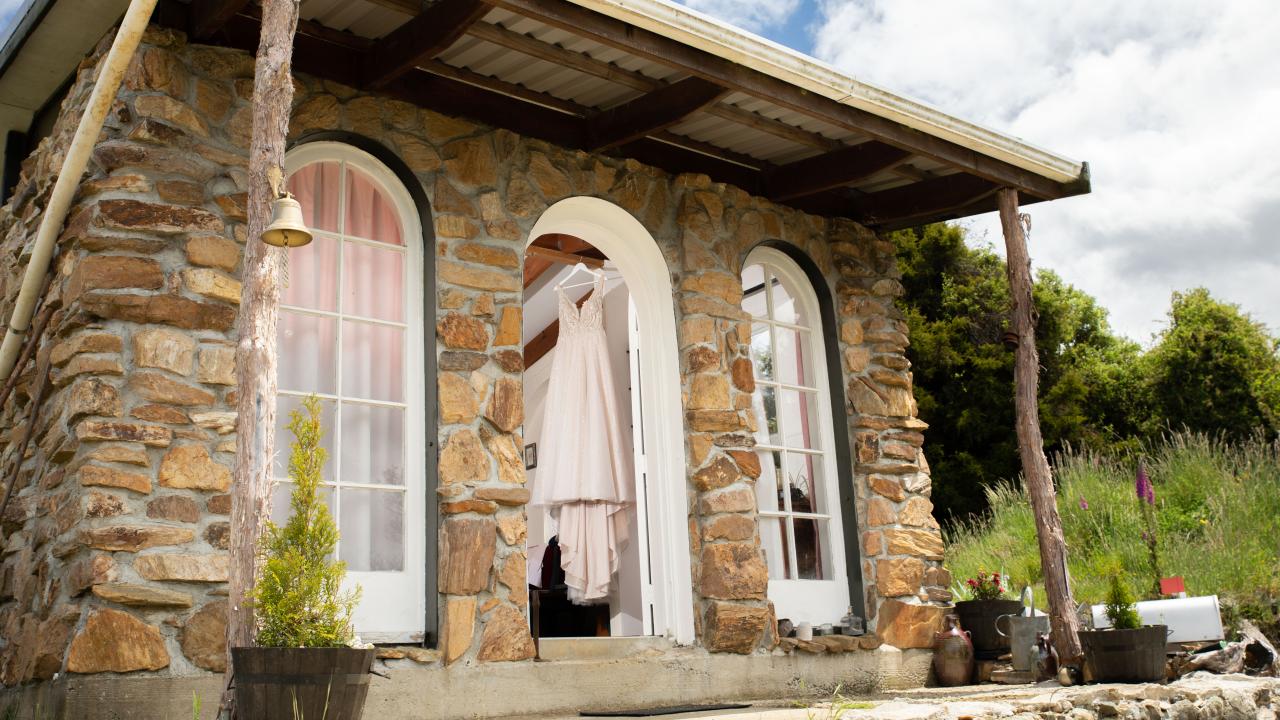 Pioneer Hut - honeymoon accommodation - Hidden Valley Farm
