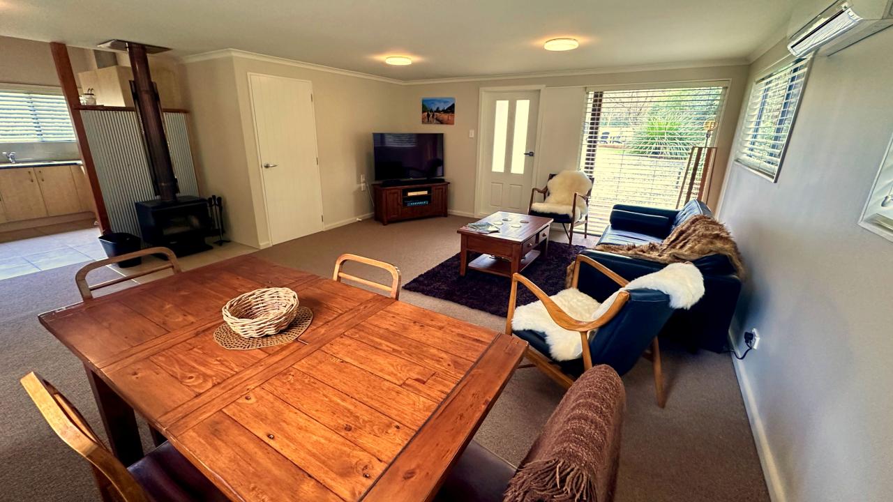 Open plan lounge & dinning