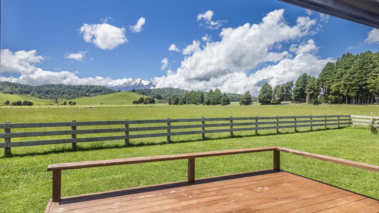 Cosy Cabin with a View - Ohakune Holiday Home