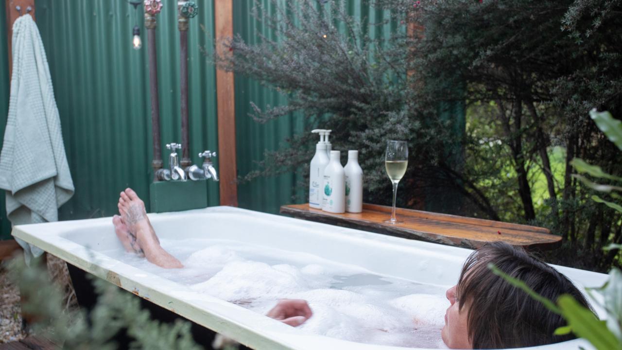 Outdoor bath for starlit nights.
