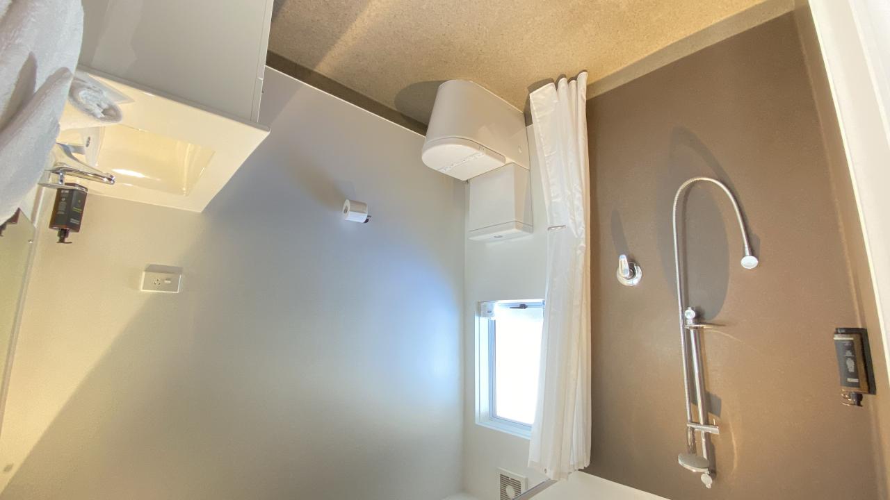 Walk-in showers with guest ammenities provided