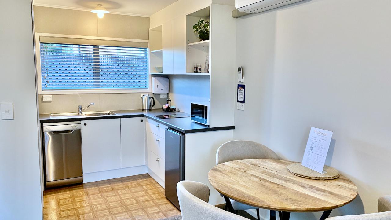 Modern kitchen/dining, dishwashers, air-conditioning