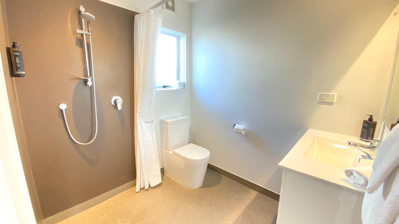 Walk-in showers with guest ammenities provided