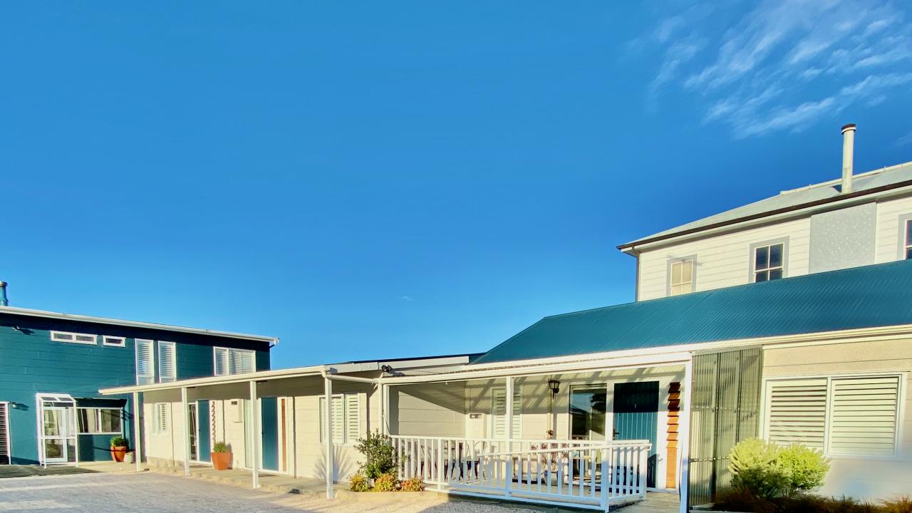 Combining modern comfort, coastal calm, and a touch of pioneer heritage