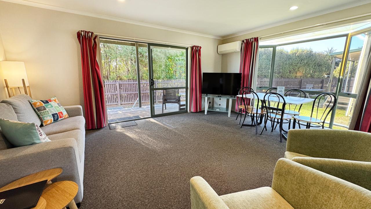 Pet Friendly Apartment Motel lounge area