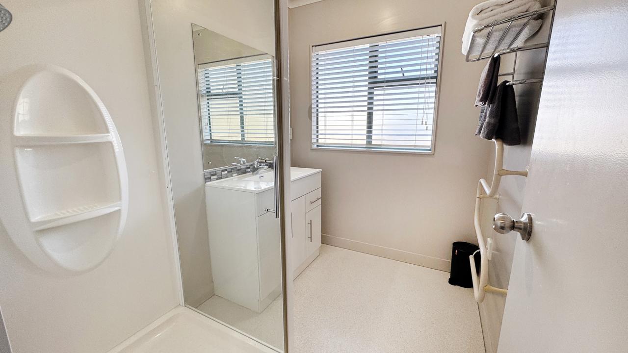 Pet Friendly Apartment Motel bathroom