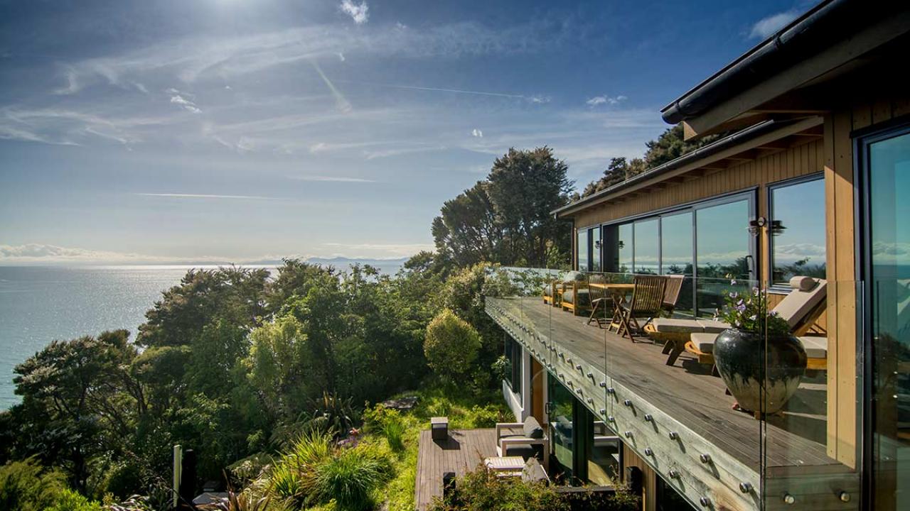 Breathtaking panoramic 180º views of Tasman Bay.