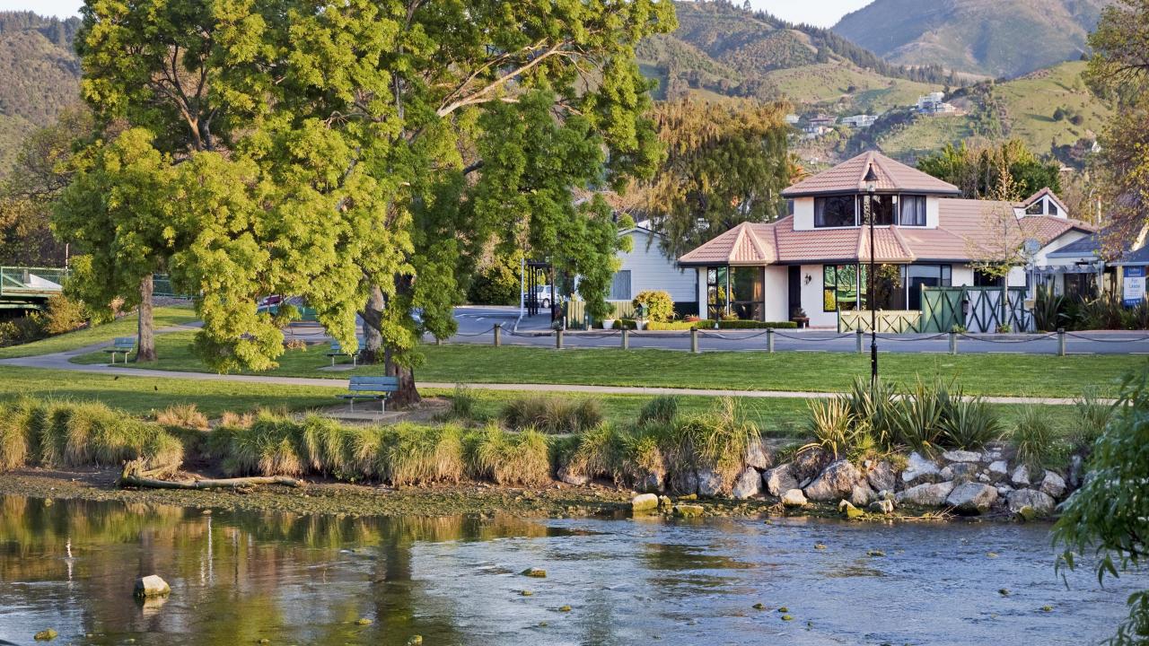 Riverside Villa - Nelson Holiday Home