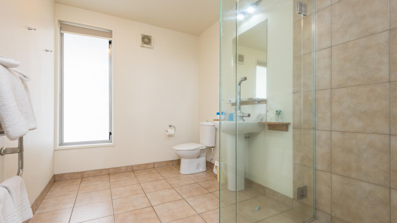 Spacious bathroom, 1 bedroom standard