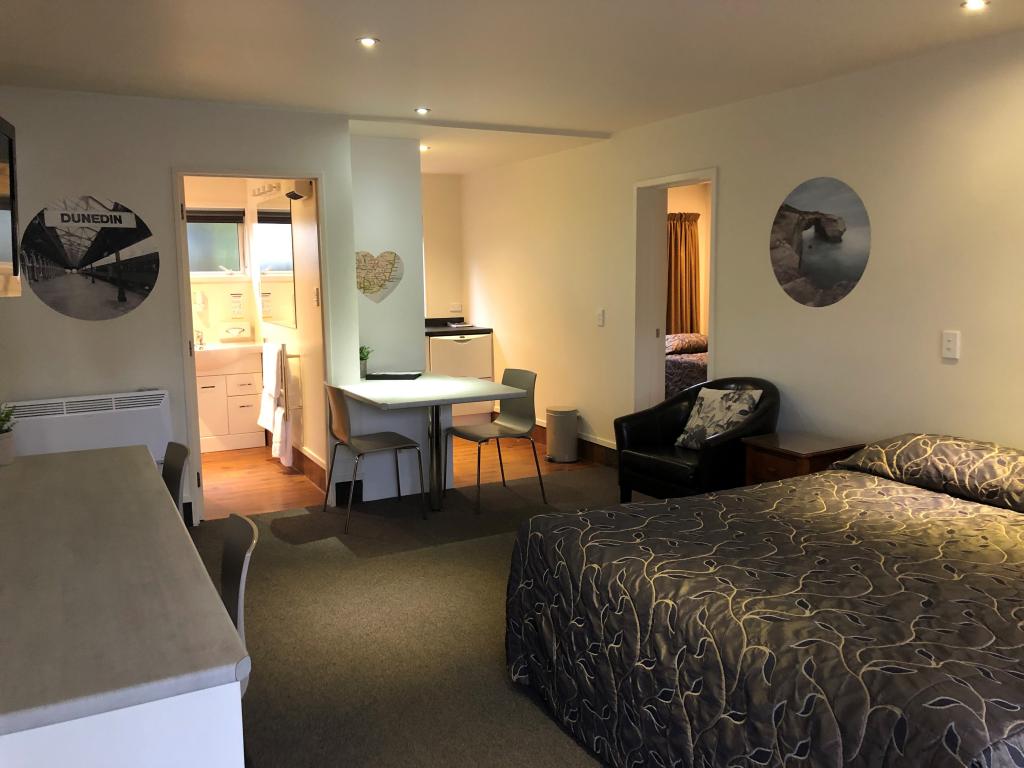 Commodore Motels and Apartments