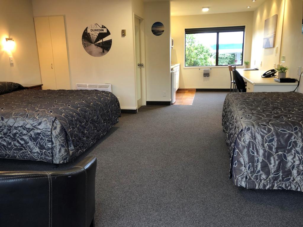 Commodore Motels and Apartments