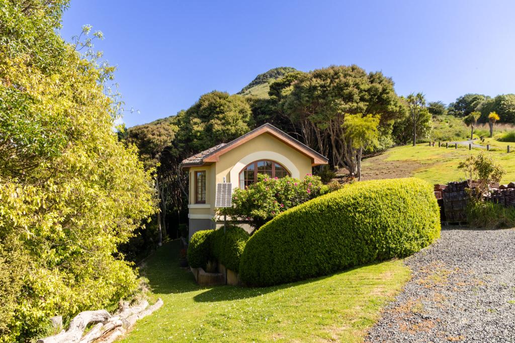 Boutique Eco Lodge The Studio - fully private with stunning views and walkways through the nature reserve to Harbour Cone. Simone Jackson