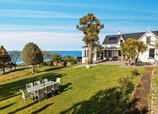 The Professor's Beach House - Brighton Home